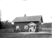 Exteriör. Fyra damer och tre herrar framför trähus. Gullspångssamlingen.Bilder från Gullspång med omnejd.