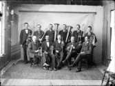 Ateljébild. 
Gruppfoto, blåsorkester bestående av elva herrar. 
Gullspångssamlingen. 
Bilder från Gullspång med omnejd.