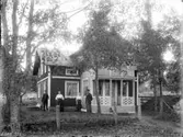 Exteriör. Två damer, två herrar framför villa med stor veranda. Gullspångssamlingen. Bilder från Gullspång med omnejd.