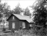 Exteriör. 
Två damer framför litet hus. 
Gullspångssamlingen. 
Bilder från Gullspång med omnejd.