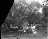 Exteriör. Fyra damer, tre herrar och två barn. Gullspångssamlingen. Bilder från Gullspång med omnejd.