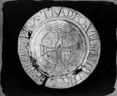 Paténen tillsammans med kalk funnen i Domkyrkans krypta.
Finns å Statens Historiska Museum.