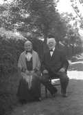 Per Mårten Andersson, född 1853 och hans hustru Johanna Charlotta, född Olsson 1859, Stora Bustorp, Jung.
Föräldrar till småskollärarinnan Hilda Andersson, Kvänum.