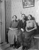 Skräddarmästare Einar Härnqvist med fru Elsa, Kvänum och okänd kvinna.