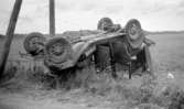 Bilolycka vid Väggestorp 12 september 1938.
Bilen tillhörde Paul Lundbäck, Lundsbrunn och den skrotades i september 1938.