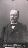 Otto Wilhelm Olsson, född 1848 i Härlunda.
Lanthandlare , bodde år 1900 i Nybro Öttum.
Gift med Elisabet Johansdotter, född 1845 i Fuxerna, Älvsborgs län.