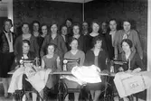 Singer sykurs i Kvänum på 1920-talet.
Sittande fr.v:
1. Astrid Larsson
2. Viola Svensson
3. Ellen Larsson
Stående längst ut bakom symaskin:
13. Karin Friberg