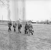 Personer på bilden från vänster: 
Nr 1: Fanjunkare Arne Pohl, Karlsborg. 
Nr 4: Sven Karlsson, Karlsborg. 
Båda guider vid Karlsborgs Fästning.