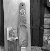 Thure Elgåsen. f. 26/6-1910. d. 6/9-1985. 
Tivedenkännare, konsthantverkare, scoutledare och hembygdsföreningsman. 
Övrig information se personarkiv i Västergötlands museum, Skara.