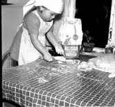 Thure Elgåsen. f. 26/6-1910. d. 6/9-1985. Tivedenkännare, konsthantverkare, scoutledare och hembygdsföreningsman. Övrig information se personarkiv i Väster- götlands museum, Skara.