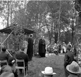 Thure Elgåsen. f. 26/6-1910. d. 6/9-1985. 
Tivedenkännare, konsthantverkare, scoutledare och hembygdsföreningsman. 
Övrig information se personarkiv i Västergötlands museum, Skara.

Skaga medeltida stavkyrka, riven 1825, var en känd offerkyrka; 
en rekonstruktion uppfördes 1957-58 efter Erik Lundbergs ritningar.
Information hämtad i NE:http://www.ne.se/jsp/search/article.jsp?i_art_id=335527
Nationalencyklopedin 2002-09-03