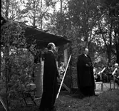 Thure Elgåsen. f. 26/6-1910. d. 6/9-1985. 
Tivedenkännare, konsthantverkare, scoutledare och hembygdsföreningsman. 
Övrig information se personarkiv i Västergötlands museum, Skara.

Skaga medeltida stavkyrka, riven 1825, var en känd offerkyrka; en rekonstruktion uppfördes 1957-58 efter Erik Lundbergs ritningar.
Information hämtad i NE:http://www.ne.se/jsp/search/article.jsp?i_art_id=335527
Nationalencyklopedin 2002-09-03