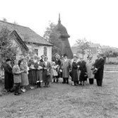 Konfirmander och anhöriga vid Härjevadskyrkan 1958.
Domprost Karlström.