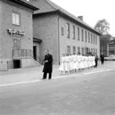 Nils Stenermark på väg till Domkyrkan med konfirmander 1956 (