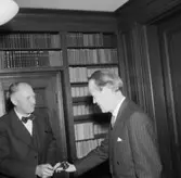 Vice ordförande Johannes Onsjö överlämnar klubban till landshövding Fallenius, 1956.