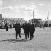Hushållningssällskapets Utställning i Skara 14-16/6 1957:
Landshövding Fallenius, kung Gustaf VI Adolf, utställningskommissarie Martin Hallerfors.