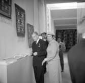 Hushållningssällskapets Utställning i Skara 14-16/6 1957:
Kungen på rundvandring, här i beundran över textilkonstnär Agda Österbergs (till höger) utställda verk.