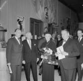 Ostmässan 26/11 1955 på Teaterhuset.
Från vänster Sven Fernelius, Töreboda, ordförande Nils Sahlström, landshövdingeparet Domö och utställningskommissarie Erik Davidsson.
