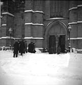 Skara. 
Kyrkgång i snöväder 1950.