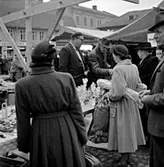 Skara. 
Vårmarknad 19..

Mannen i basker är Carleskog på Bergers bokhandel.