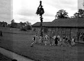 Skara. Midsommardans i Fornbyn 1951. Spelman Margit Green.