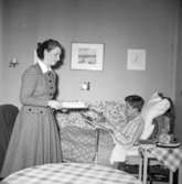 Studentskrivning i sängen. Övervakare adjunkt Ingrid Sahlin. 1952?