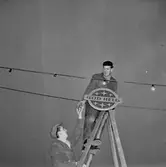 Skara.
 Uppsättning av juldekorationer 1954.