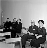 Skara. 
Utdelning av medalj t Lars o Elsa Ekberg 1964. 
Till h. Karlström, Ullenius och Danell.