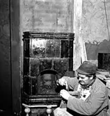 Skara. 
Museet. 
Uppsättning av kakelugn i Kråks flyglar 1967.