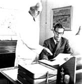 Skara. 
Frökontrollanstalten1967, till höger: 
chefen Gösta Joelsson.