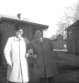 Skara. 
Lions club loppmarknad 10/5 1958. Axel (Lasse) Dahlberg och Evert Andersson.