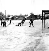 Skara. Bandy SI - Årnäs 16/1 1955 på Slakteriets parkeringsplats/ Gamla Filipsdalsgatan.