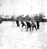 Skara. Bandy SI - Årnäs 16/1 1955 på Slakteriets parkeringsplats/ Gamla Filipsdalsgatan.