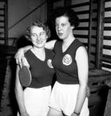 Skara. 
Bordtennis.
DM i Läroverkets gymnastiksal 27/3 1955. 
Två kvinnliga spelare: Hermansson och Larsson.