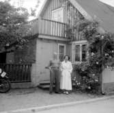 Läroverksadjunkt Ernst Carlsson med makan Iris framför sommarvillan i Båstad 1955.