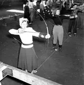Skara. Bågskytte, uppvisning i SKLS Hallen 11/3 1951.