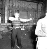 Skara. Bågskytte, uppvisning i SKLS Hallen 11/3 1951.
