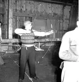 Skara. Bågskytte, uppvisning i SKLS Hallen 11/3 1951.
