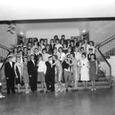 Utsparksfest 27/5 1964, avgångsklass, läraren Karin Almgren nr två från höger översta raden.