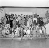 Utsparksfest 27/5 1964, avgångsklass, sittande i första radens mitt gymnastikdirektör Klara Lantz.