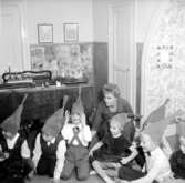 Luciafest 15/12 1959. 
Tant Inger (Hallgren) leker med barnen.