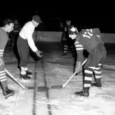 Skara. Ishockey: Invigning av Petersburgsbanan 1953.