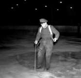 Skara. Hockeybanan på Skaravallen iordningställes 1955.