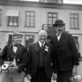 1945: 
BD-generalen Charles Alfvegren tillsammans med det danska komikerparet 