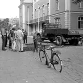 Skara. Järnvägsgatan. Gatuarbetare vid Stadshotellet 10/8 1964.