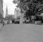 Skara. Järnvägsgatan. Gatuarbetare vid Stadshotellet 10/8 1964.