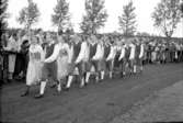 1948:
Skara Folkdansgille marscherar in.