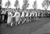 1948:
Skara Folkdansgille marscherar in.