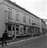 Skara. 
Marumsgatan 1967, Greens färghandel.