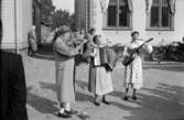 1948:
Gatumusikanter: Hugo Falk, Margit Green, okänd.